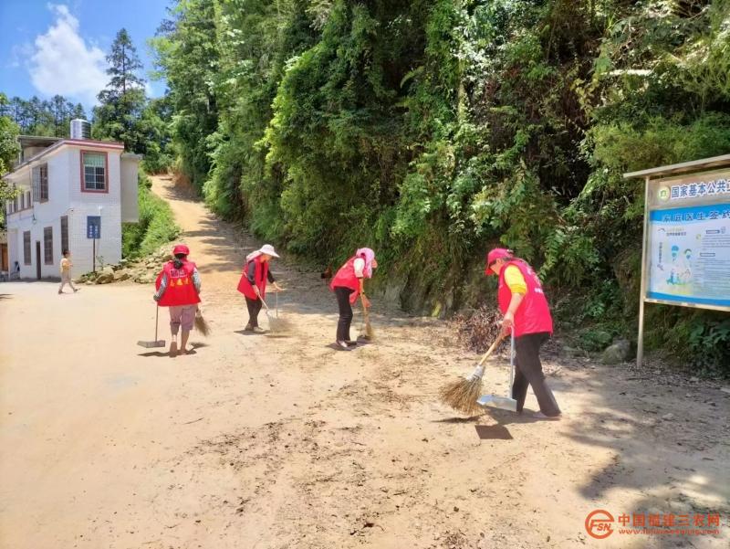 图1:湘店镇志愿者开展道路清扫作业,清理进村主干道路面泥沙、枯枝杂物,改善道路沿线村容。.jpg